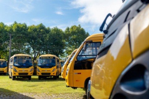 Renovação da frota escolar: Governo entrega mais 102 ônibus novos a 86 municípios.