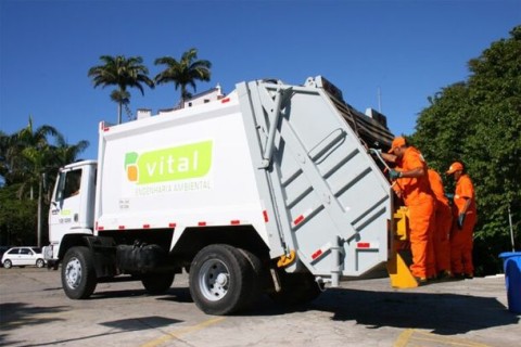 Contrato de limpeza urbana é atualizado e prefeitura promete mais fiscalização.