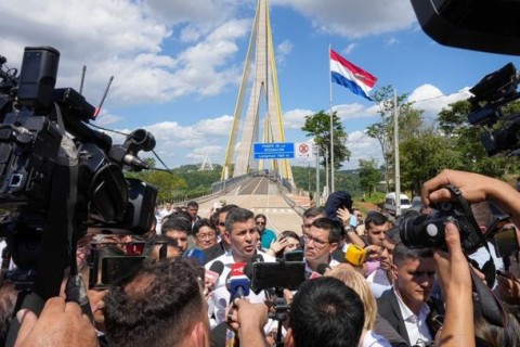 Após inaugurações em dias diferentes, Paraguai pede carros leves na nova ponte