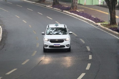 Vereadores aprovam uso de táxi para deslocamento pessoal de motoristas