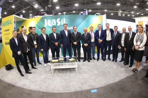 Nos EUA, Ratinho Junior apresenta destaques do Paraná a empresários da radiodifusão.