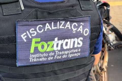 Operação do Foztrans fiscaliza 500 veículos estrangeiros e retém 63 na região da Aduana