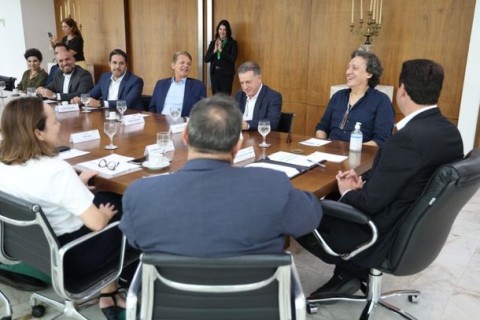 Em Curitiba, prefeito participa de apresentação do projeto do Museu Pompidou.
