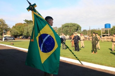Medalhas e homenagens marcam aniversário de 172 anos da PM em Foz do Iguaçu