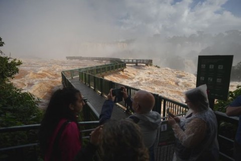 Cheia fecha lado argentino das Cataratas e amplia interdições no lado brasileiro