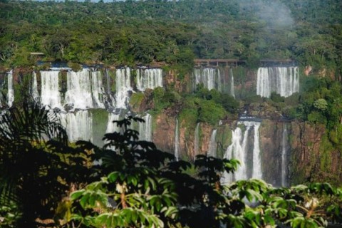 Agosto histórico: Cataratas do Iguaçu recebem 155 mil visitantes de 115 países